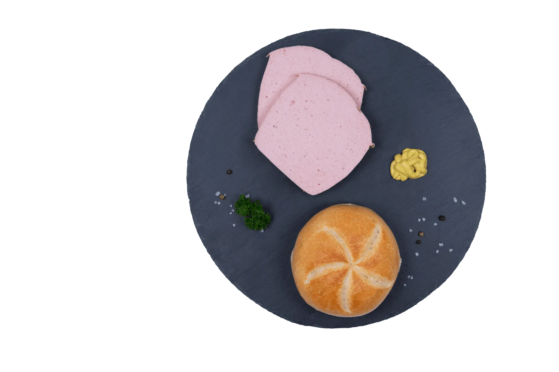 Goldbraun gebackener Leberkäse in Scheiben auf einem Schieferbrett mit Semmel und Senf